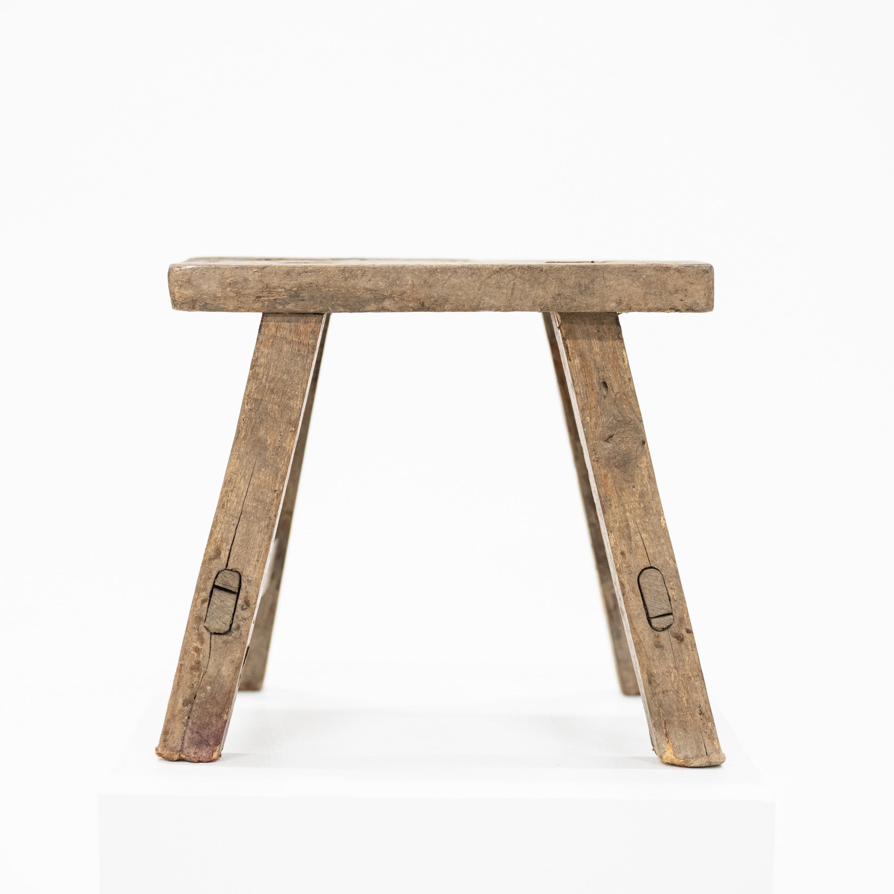 Small wooden stool used for displaying pieces in your home.